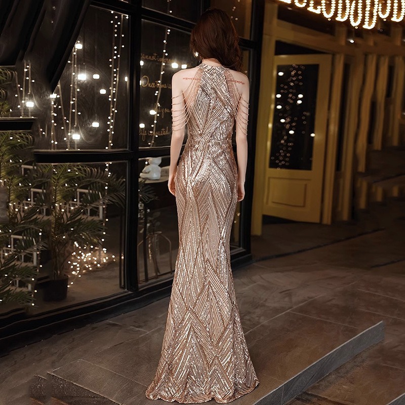 ชุดราตรียาวสีทอง แขนแต่งลูกปัด ชุดทรงหางปลาปักเลื่อมทั้งชุด ลุคสวยหรูดูแพง เหมาะสำหรับใส่เป็นชุดราตรี ชุดออกงาน ชุดไปงานแต่ง ชุดรับรางวัล ชุดไปงานเลี้ยงกลางคืน