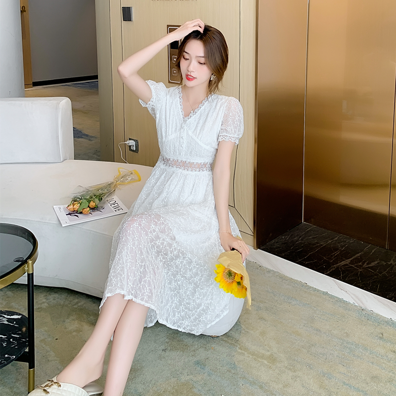 ชุดเดรสยาวสีขาวลูกไม้ คอวี แขนสั้น กระโปรงยาวคลุมเข่า ดีไซน์สวย แมทช์ได้ทุกวันและทุกโอกาส สวยดูดีแบบลูกคุณหนู