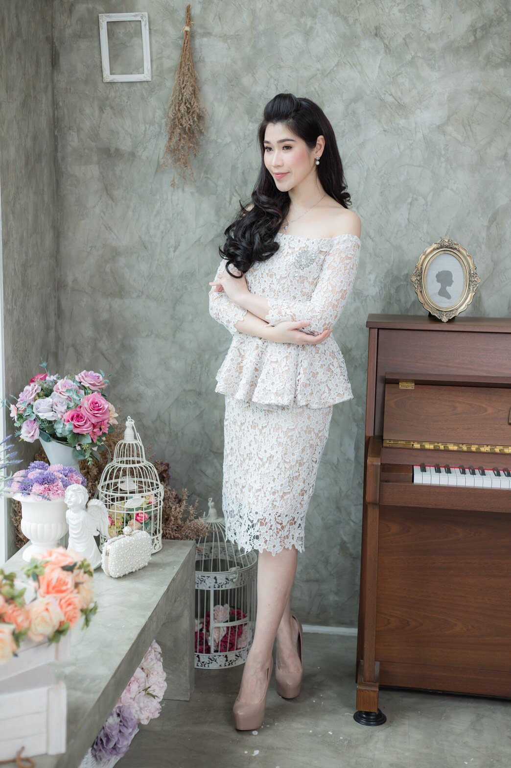 ชุดเดรสสั้นสีขาว ผ้าลูกไม้ ทรงเข้ารูป เปิดไหล่ เหมาะเป็น ชุดออกงานผู้ใหญ่ ชุดผู้ใหญ่ไปงานแต่งงาน ชุดแม่เจ้าสาว ชุดแม่เจ้าบ่าว ชุดงานหมั้น ชุดงานบวช ชุดผู้ใหญ่ไปงานแต่งกลางวัน ชุดเดรสผู้ใหญ่ ชุดไปงานแต่ง ชุดราตรี เรียบหรูดูแพง