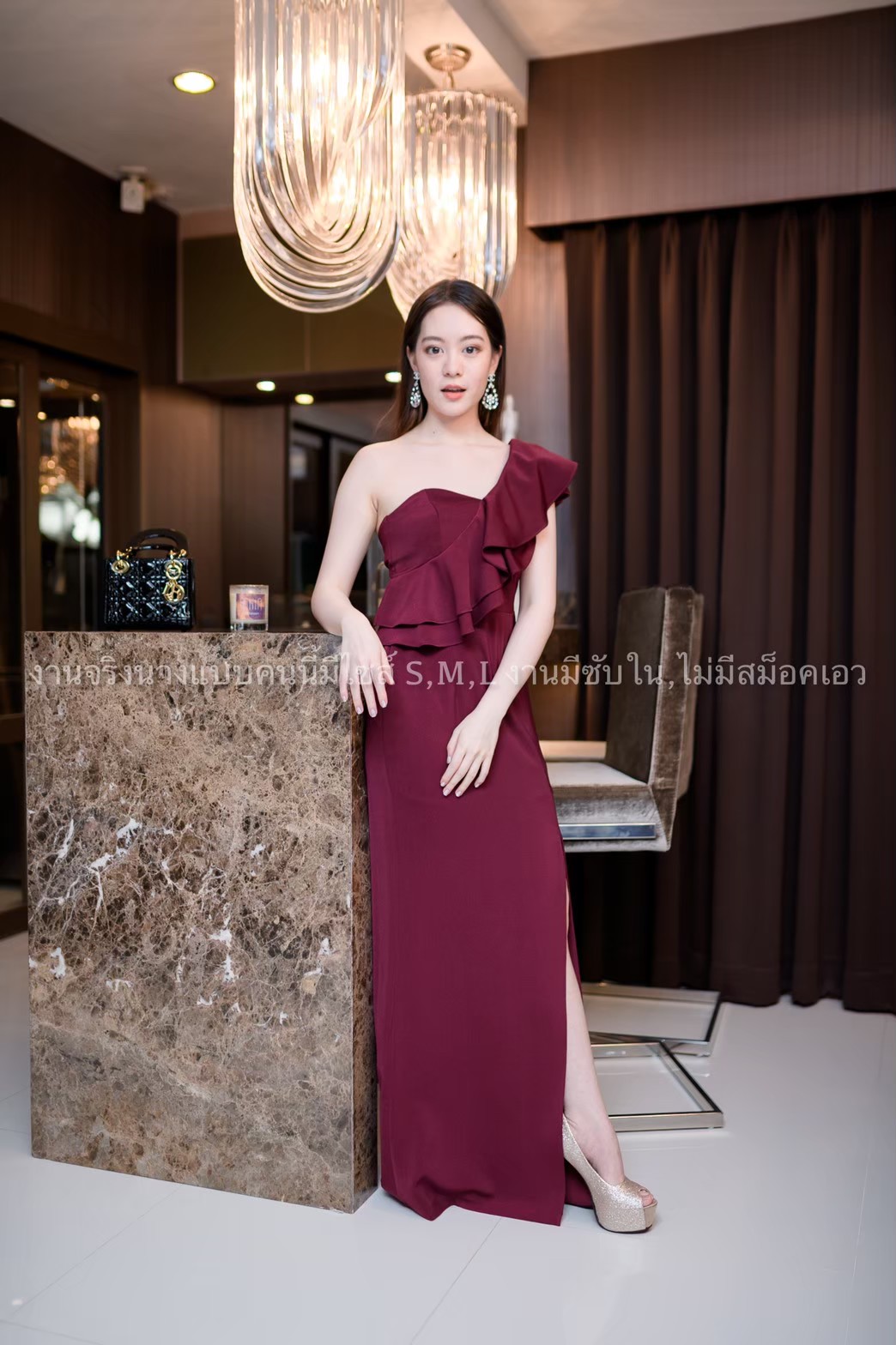 ชุดราตรี ชุดออกงาน ชุดไปงานแต่งสีแดง ไหล่เฉียงข้างแต่งระบาย แนวเรียบหรู สวย ดูแพง