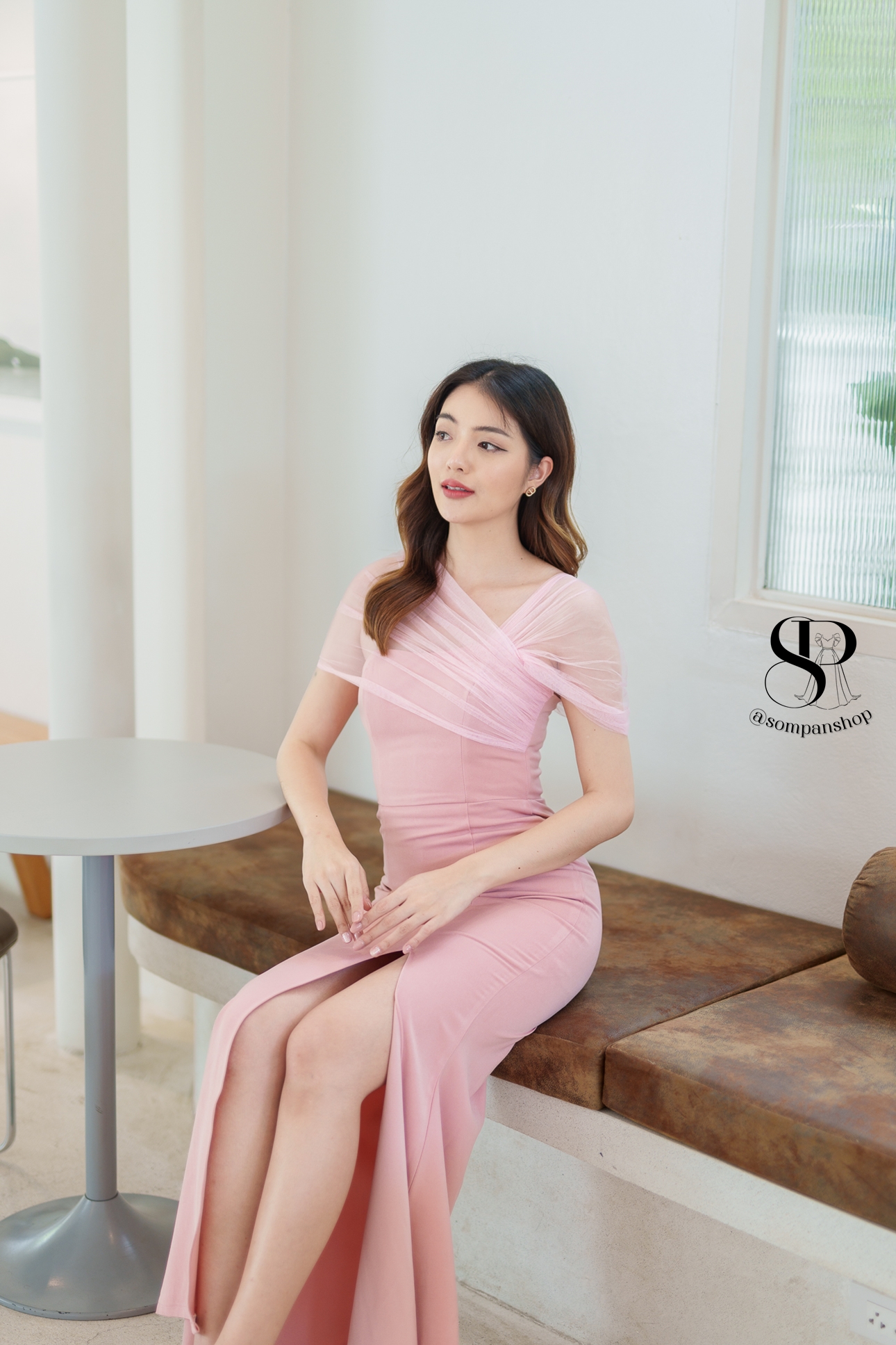 ชุดราตรียาวสีชมพูสไตล์เรียบหรูดูแพง ไหล่แต่งผ้าซีทรู กระโปรงยาวผ่าหน้า เหมาะสำหรับใส่เป็นชุดราตรี ชุดไปงานแต่งงาน ชุดเพื่อนเจ้าสาว ชุดไปงานเลี้ยงต่างๆ