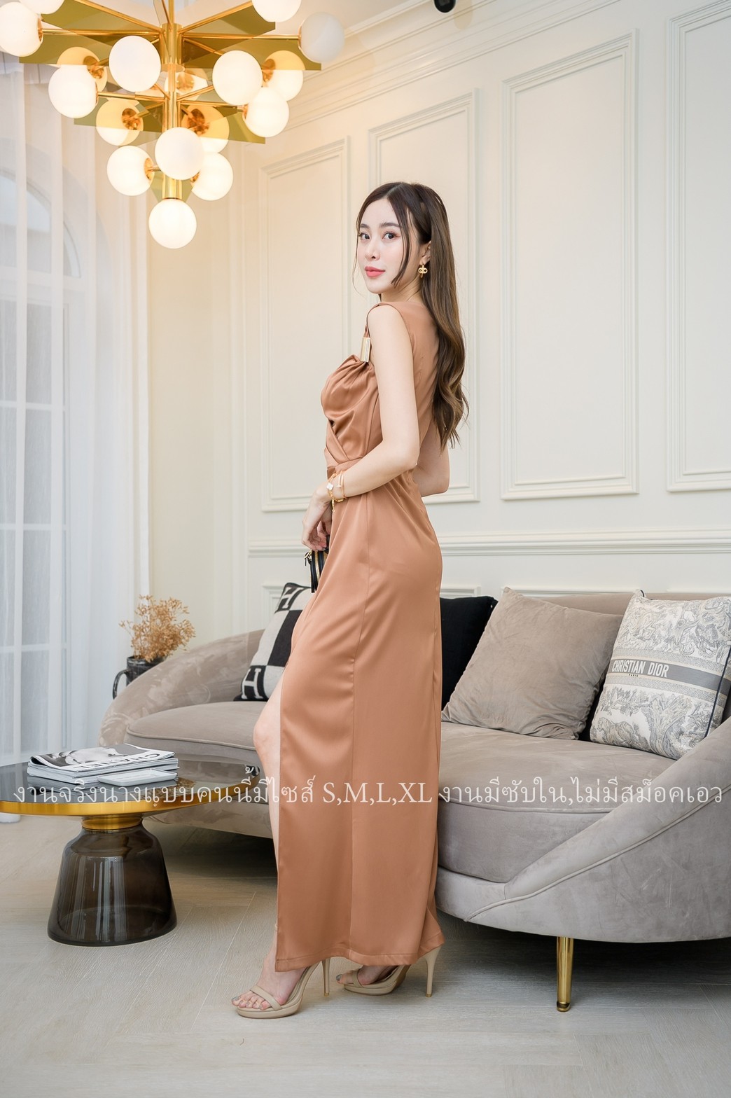 ชุดราตรียาวสีน้ำตาลทอง ไหล่แต่งเหล็ก แขนกุด แนวเรียบหรู สวยดูแพง ใส่ออกงานราตรี งานแต่งงานกลางคืน