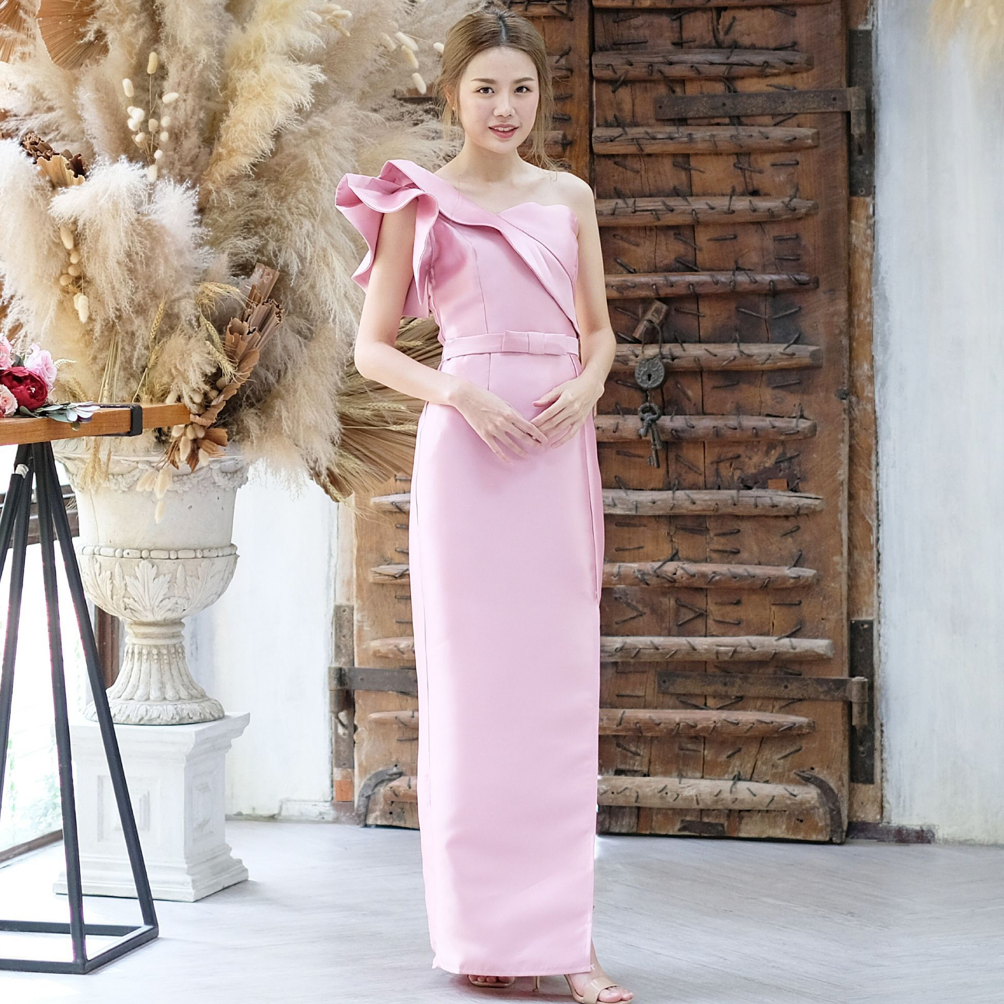 ชุดออกงานราตรียาวสีชมพู ไหล่เฉียงข้างแต่งโบว์สวยเก๋ เรียบหรูดูแพง สวยสง่า ใส่ออกงาน ไปงานราตรี ไปงานแต่งงาน