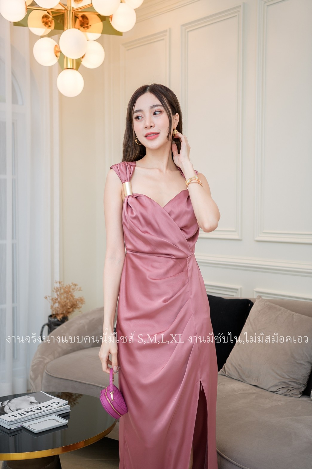 ชุดราตรียาวสีชมพู ไหล่แต่งเหล็ก แขนกุด แนวเรียบหรู สวยดูแพง ใส่ออกงานราตรี งานแต่งงานกลางคืน