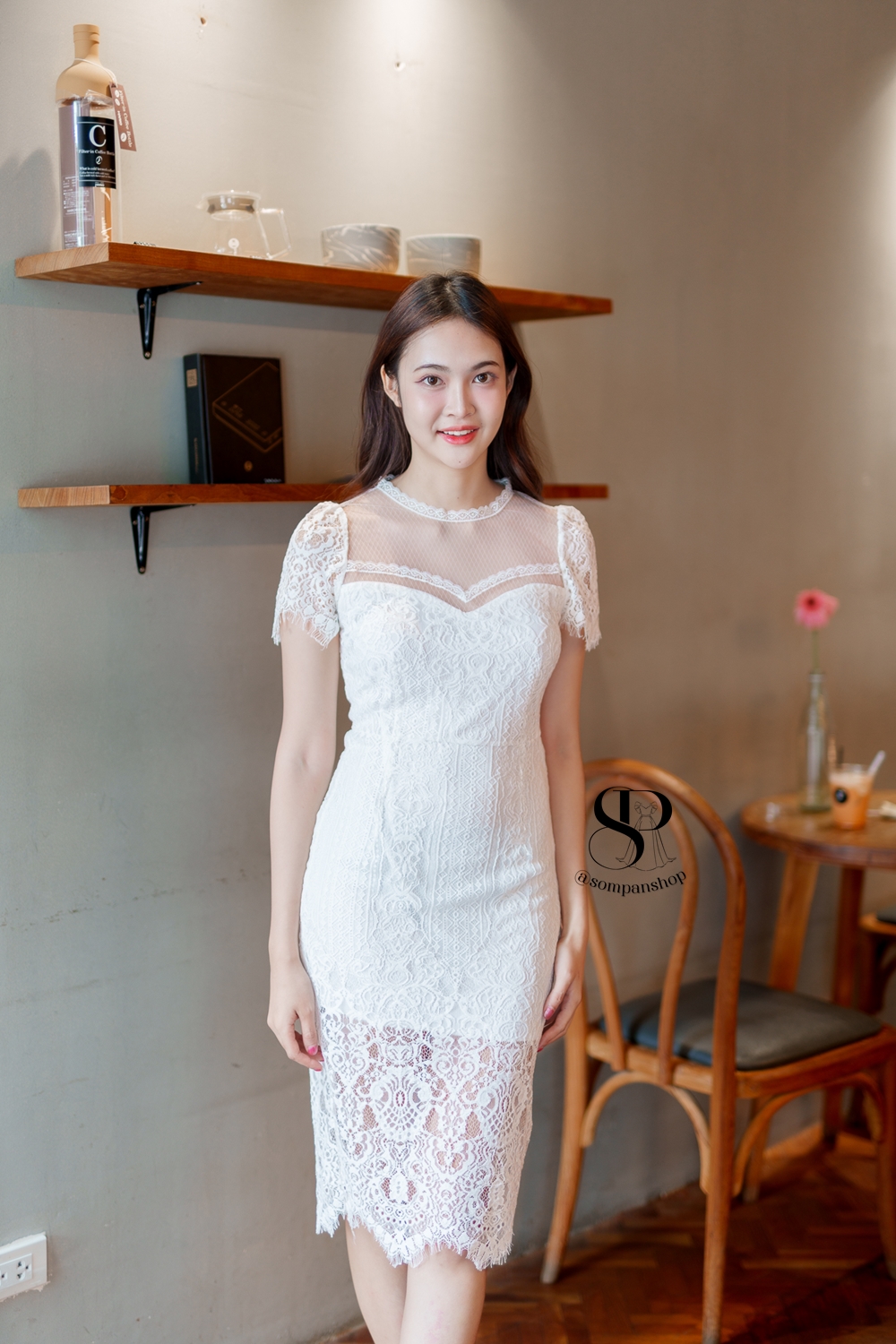 ชุดออกงานสีขาว ผ้าลูกไม้ ทรงเข้ารูป แบบสวยเรียบหรูดูดี ใส่เป็นชุดออกงาน ชุดราตรี ชุดไปงานแต่งงานกลางวัน/งานเลี้ยง