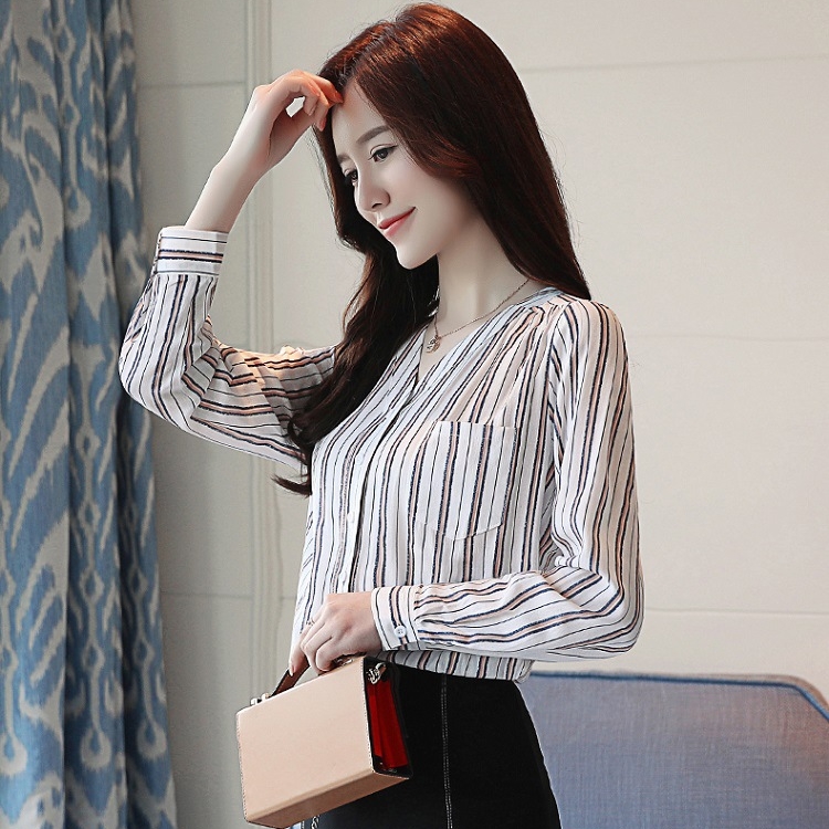 เสื้อเชิ้ตทำงานผู้หญิงสีขาวลายทาง คอวี กระดุมหน้า แขนยาว แต่งกระเป๋า