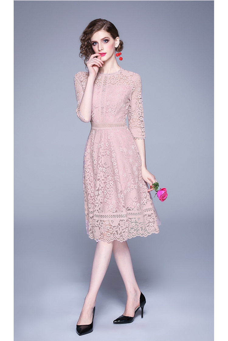 ชุดเดรสลูกไม้สีชมพู เรียบร้อย