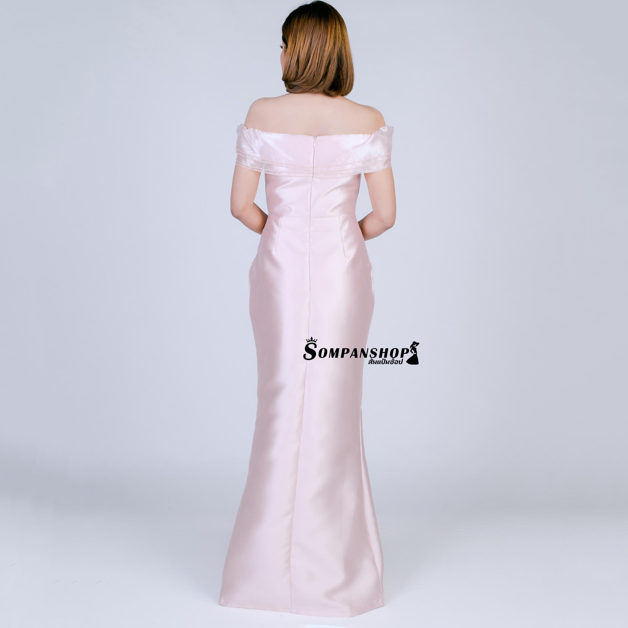 ชุดราตรียาวออกงานสีชมพู ทรงเปิดไหล่ระบายแต่งผ้าไหมแก้ว กระโปรงยาวผ่าหน้า แนวเรียบๆ สวยหรู ดูดี