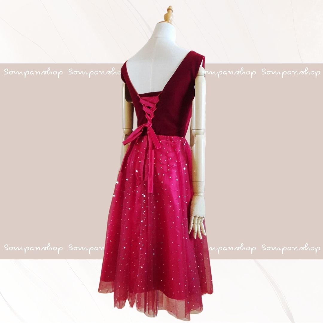 ชุดราตรี ชุดออกงาน ชุดไปงานแต่งงานสีแดง คอวี แขนกุด กระโปรงทรงบานสไตล์เจ้าหญิง แนวเรียบหรู สวย น่ารัก