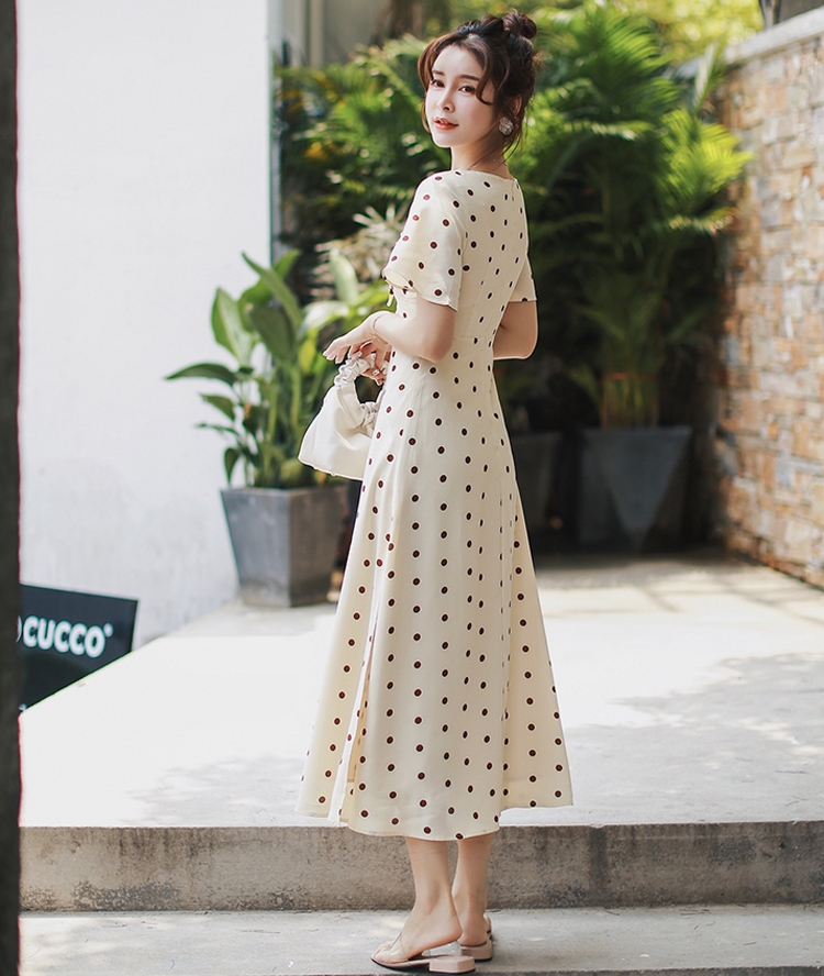 ชุดไปเที่ยวทะเล เดรสยาวลายจุดสีครีมเบจ