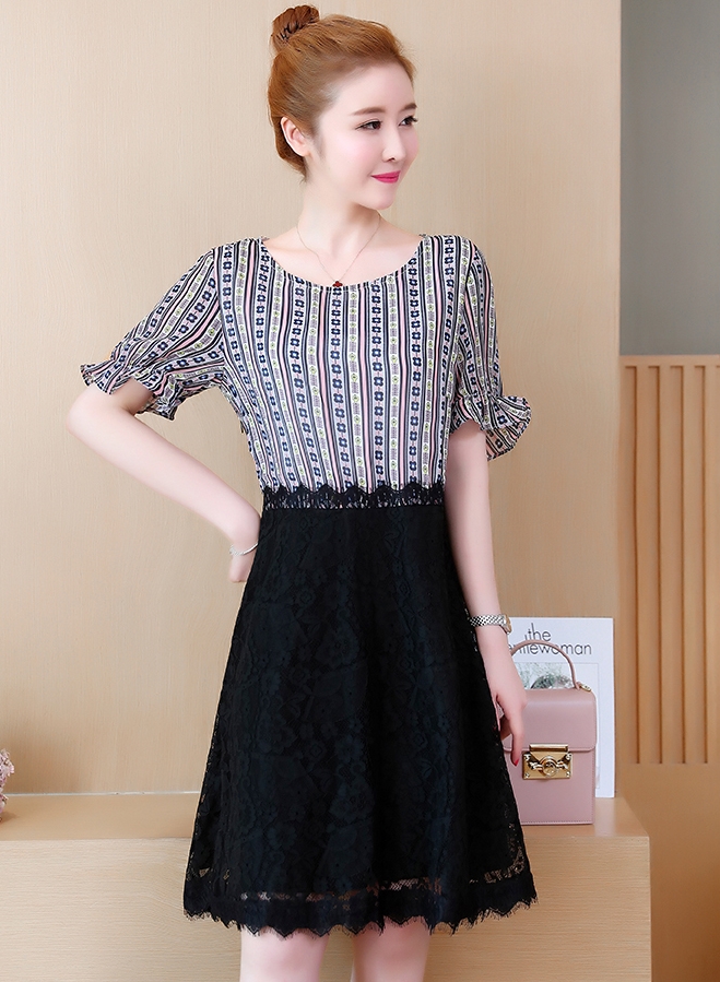 ชุดเดรสสั้นสีดำ เสื้อพิมพ์ลาย แขนสามส่วน กระโปรงลูกไม้