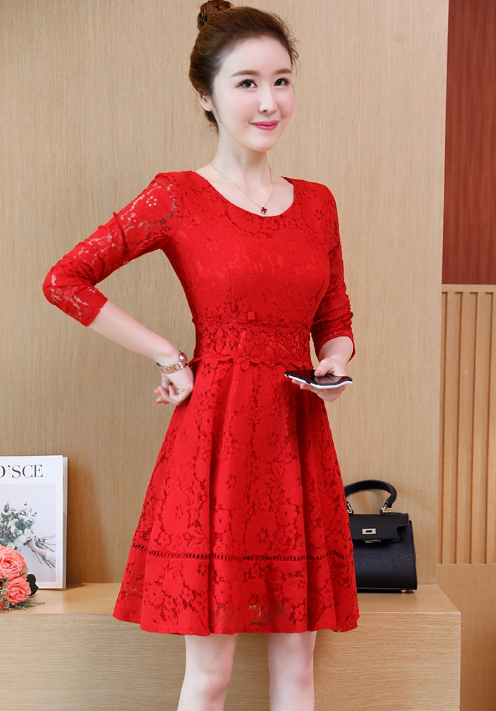 ชุดเดรสลูกไม้สีแดง