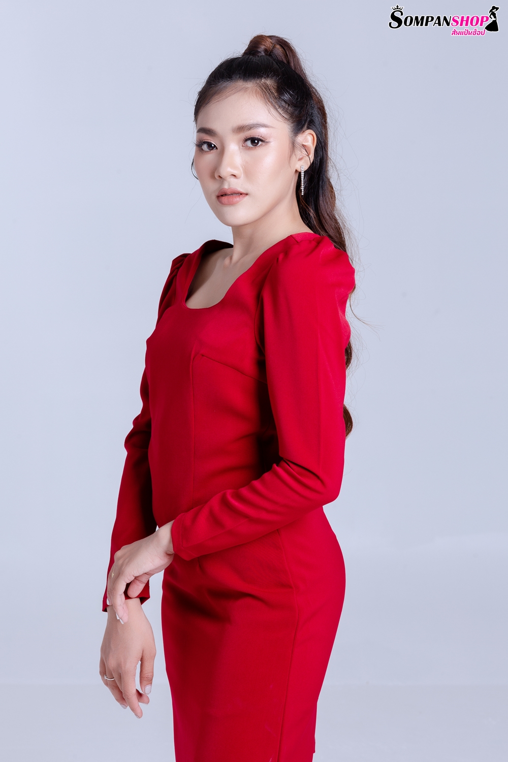 ชุดเดรสสั้นสีแดง เดรสทรงตรง แขนยาว แนวเรียบๆ สวยใส่ดูดี