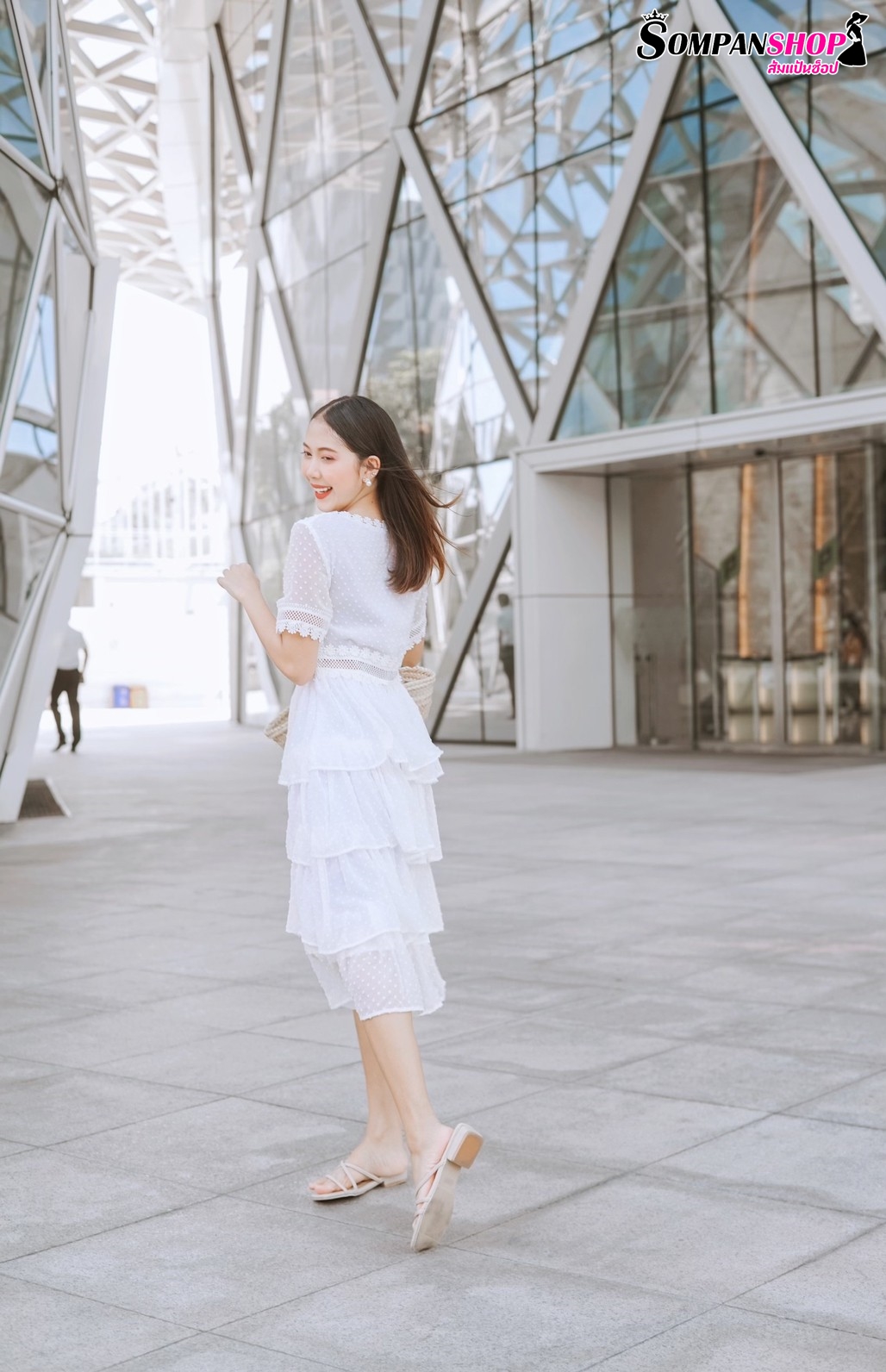 ชุดเดรสยาวสีขาว กระโปรงระบายเป็นชั้นๆ ลุคสวยหวาน น่ารักๆ สไตล์คุณหนู