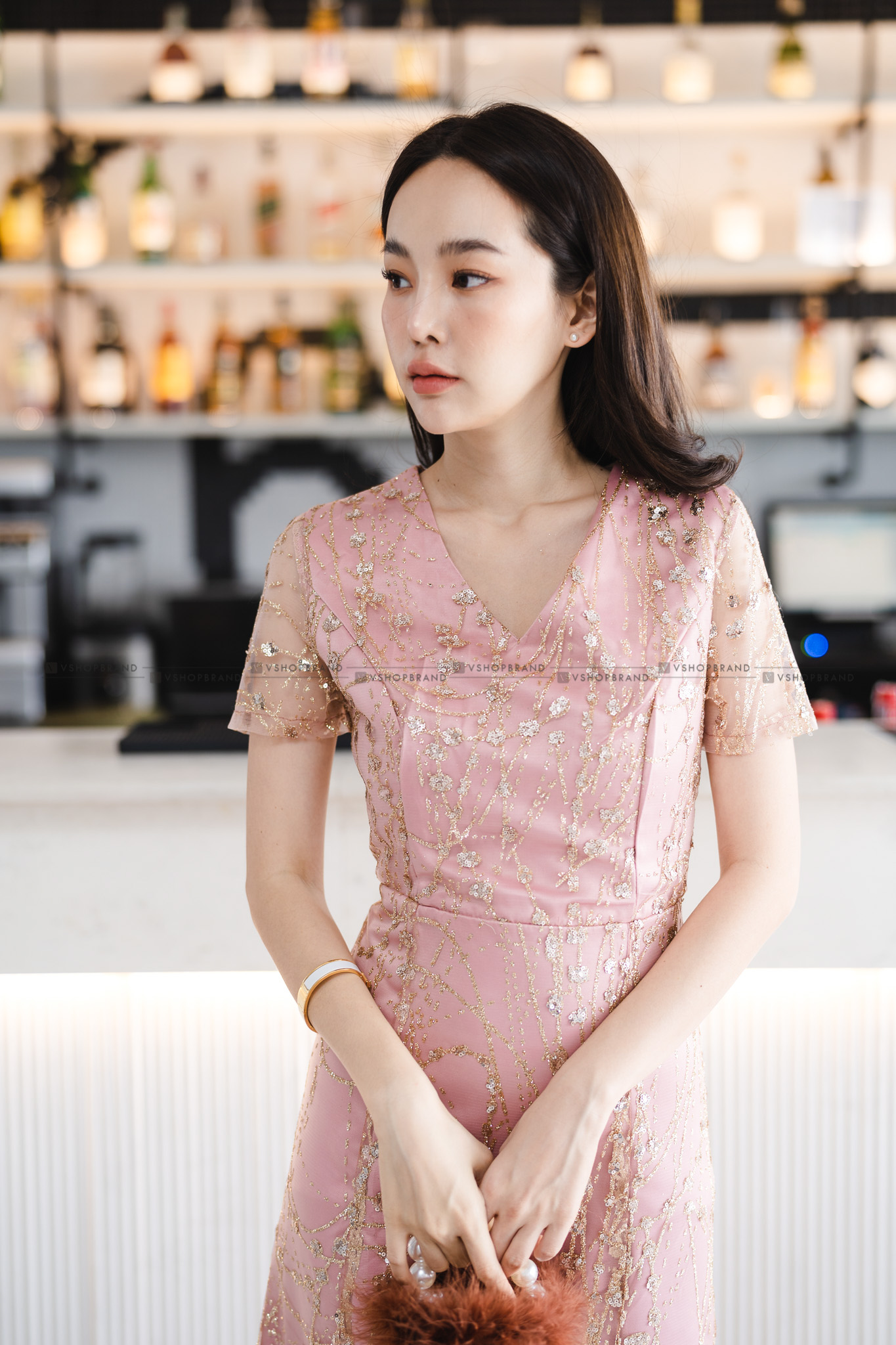 ชุดออกงานราตรียาวสีชมพู ผ้ากากเพชรคริสตรัลระยิบระยับ แขนสั้น กระโปรงยาวทรงเอบาน แนวเรียบหรู สวยสง่า ดูแพง เหมาะสำหรับใส่ออกงานราตรี ไปงานแต่งกลางคืน