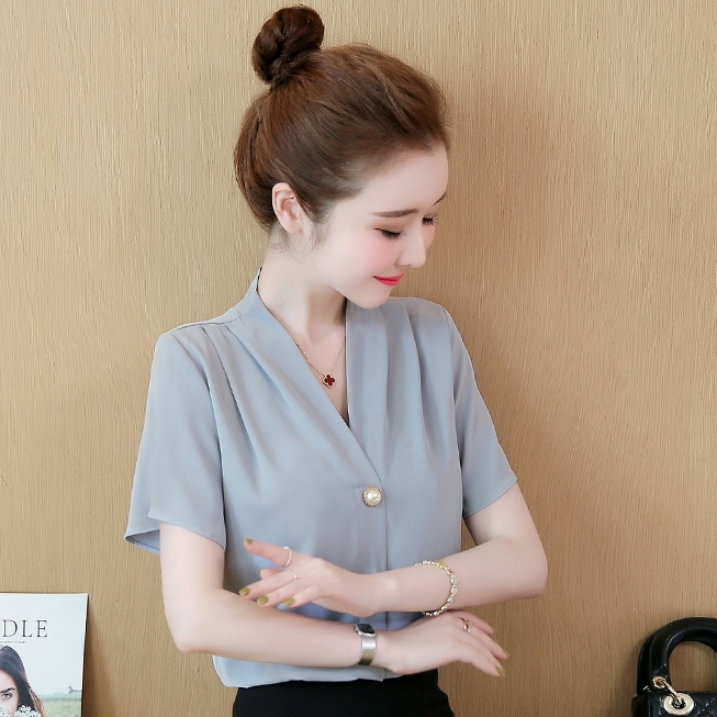 เสื้อเชิ้ตผู้หญิงสีเทา แขนสั้น คอวี กระดุมแต่งมุก ใส่ทำงาน เที่ยววันหยุด สวยๆดูดี