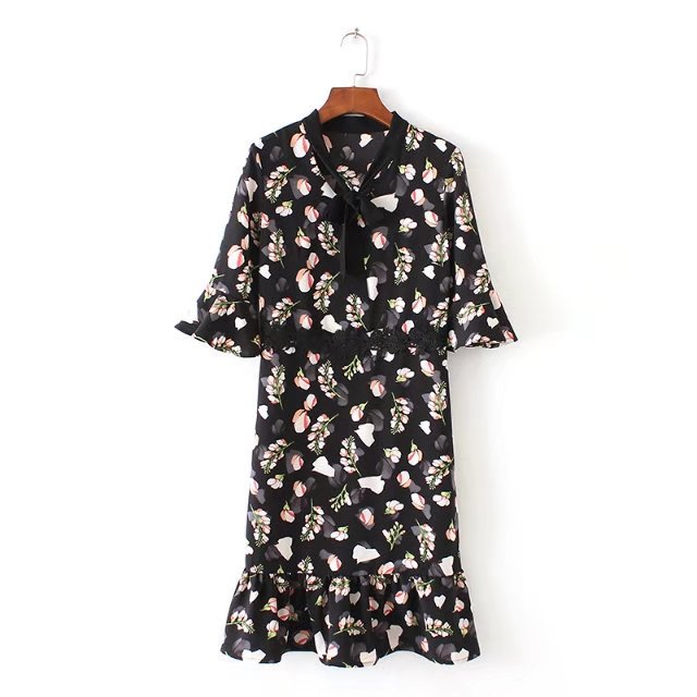 ชุดเดรสสั้นสีดำ ลายดอกไม้ คอวี แขนสั้น
