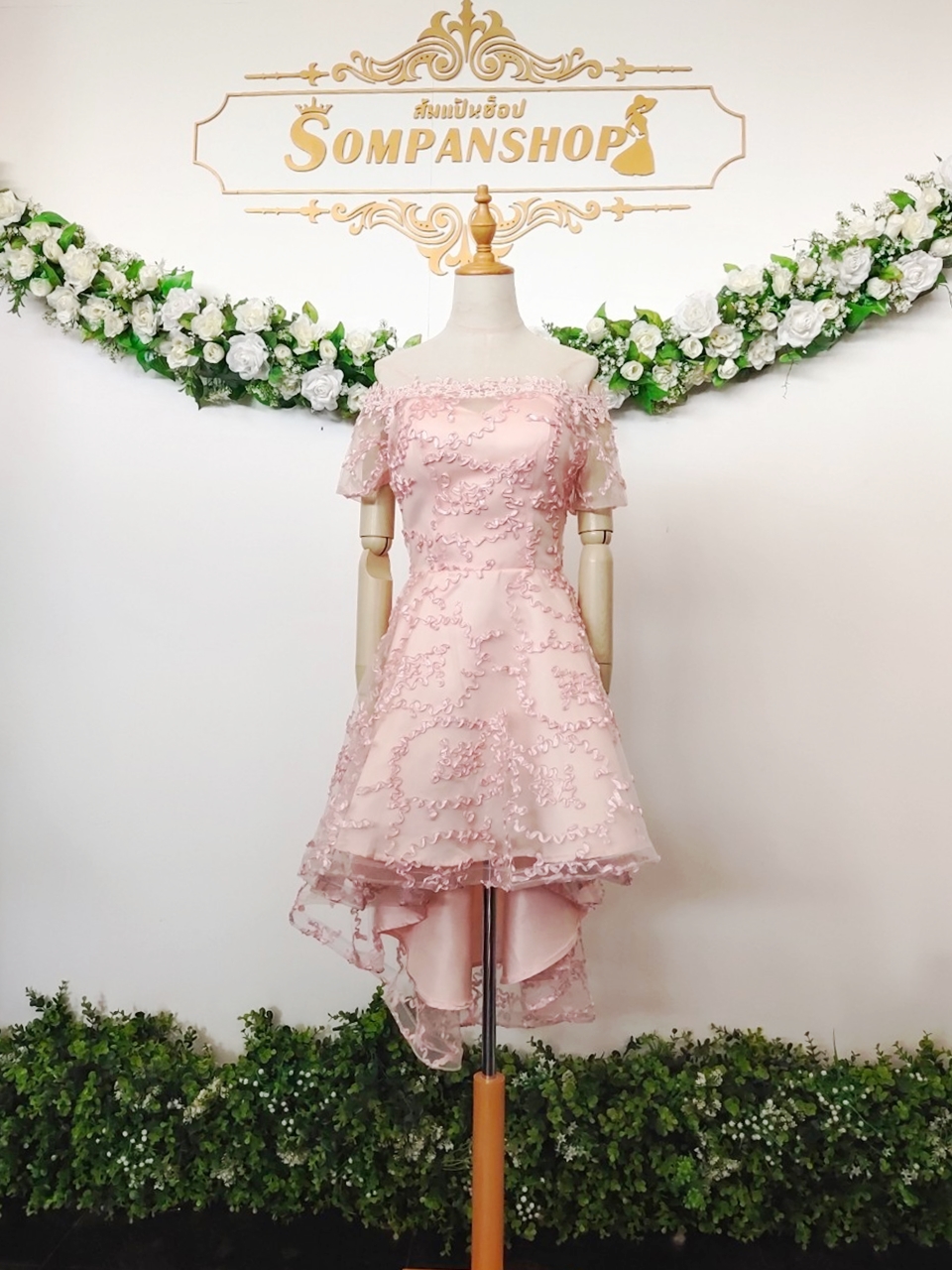 ชุดเดรสออกงานสีชมพูโอรส ปักลายนูน ทรงเปิดไหล่ กระโปรงทรงบานหน้าสั้นหลังยาว แนวเรียบหรู สวย ดูดี ใส่เป็นชุดราตรี ชุดออกงาน ชุดไปงานแต่งงาน กลางวัน กลางคืน
