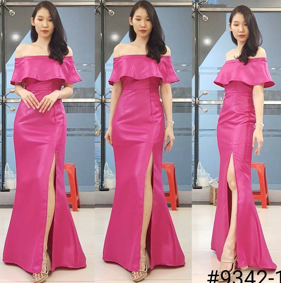 ชุดราตรียาวสีชมพูบานเย็น เปิดไหล่อกแต่งระบาย กระโปรงยาวเข้ารูปทรงหางปลา