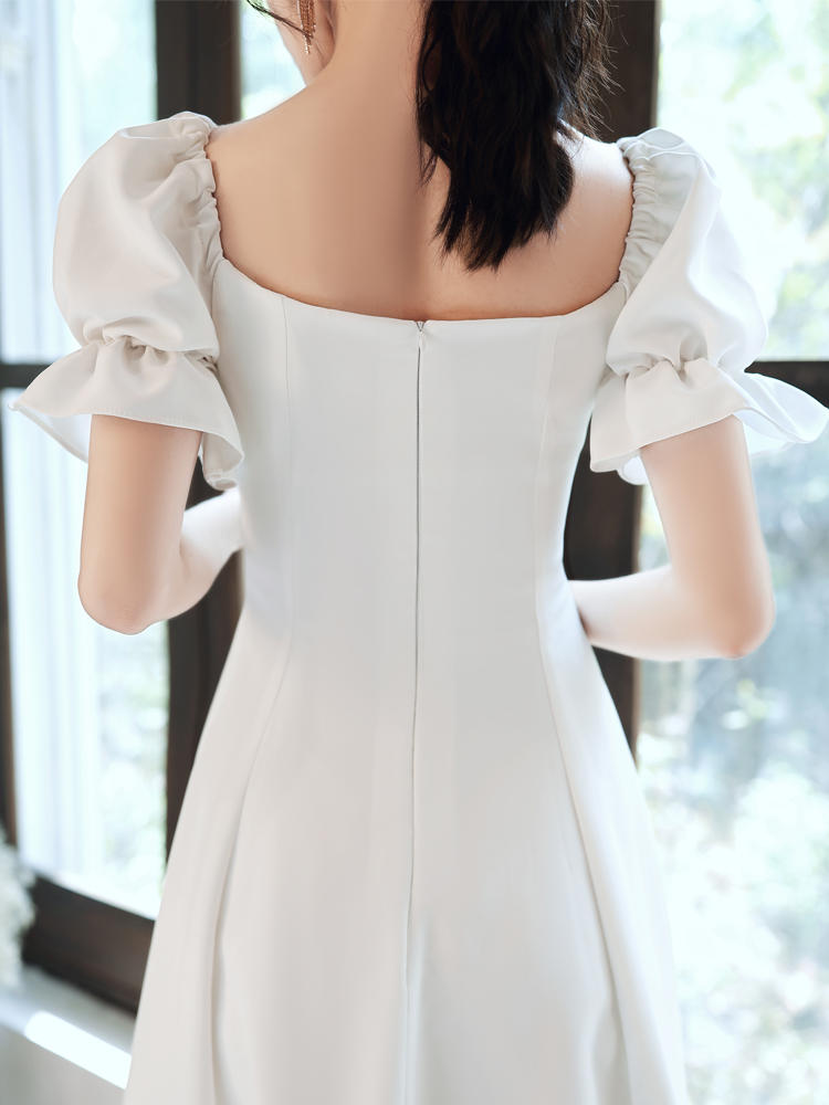 ชุดเดรสออกงานสีขาว แขนตุ๊กตา แต่งกระดุมมุก กระโปรงสั้นทรงบาน เรียบหรู สวยดูดี สไตล์มินิมอล ใส่เป็น ชุดราตรี ชุดออกงาน ชุดไปงานแต่งงาน กลางวัน กลางคืน