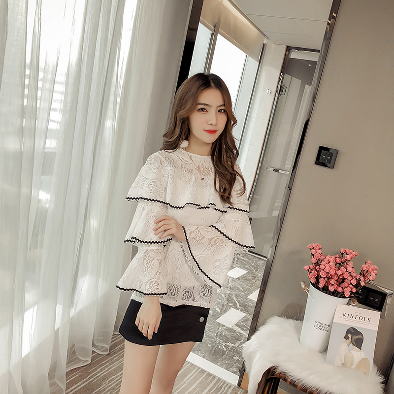 เสื้อลูกไม้สีขาวแต่งระบายเป็นชั้นๆ ลุคสวยเก๋ น่ารักๆ ใส่สวย ๆ ได้ตลอด ไม่มีวันตกเทรนด์ ( สินค้าพร้อมส่ง )