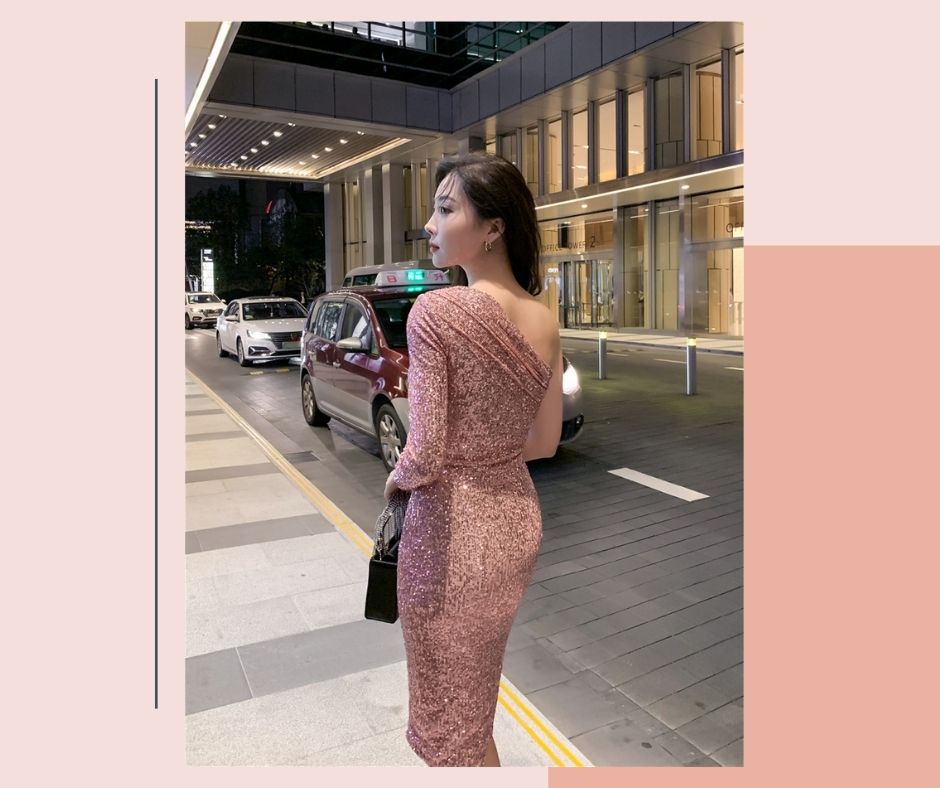 ชุดราตรี ชุดออกงาน ชุดไปงานแต่งสีชมพู ไหล่เฉียง ทรงเข้ารูป ผ้าปักเหลื่อม แนวเรียบหรู สวยดูดี