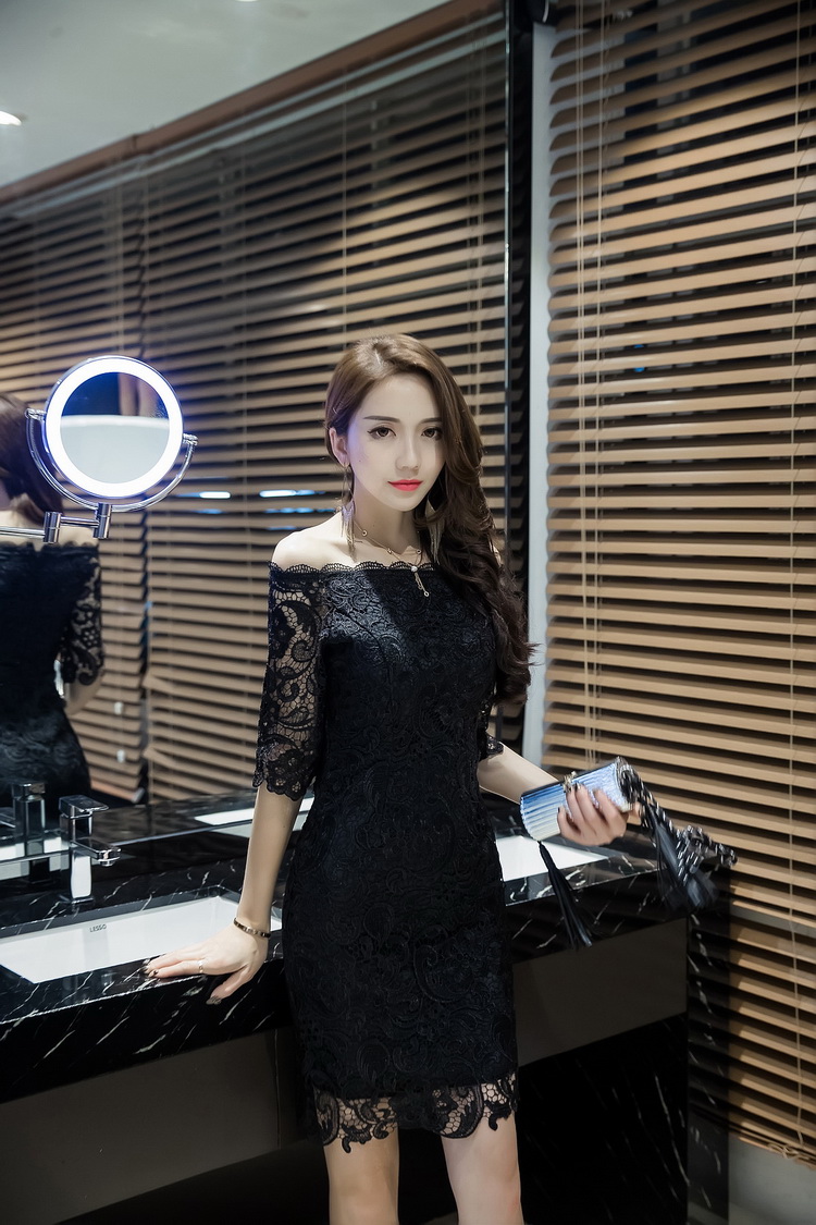 ชุดเดรสสั้นสีดำ ผ้าลูกไม้ เปิดไหล่ ทรงเข้ารูป