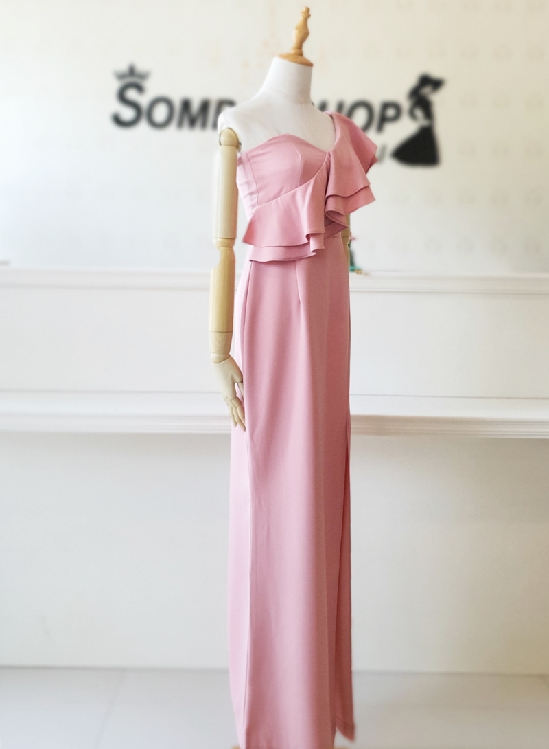 ชุดไปงานแต่งงานสีชมพู เดรสยาวไหล่เฉียงระบาย แบบสวยๆ เรียบหรูดูแพง ชุดราตรี ชุดไปงานแต่งงาน ชุดออกงาน