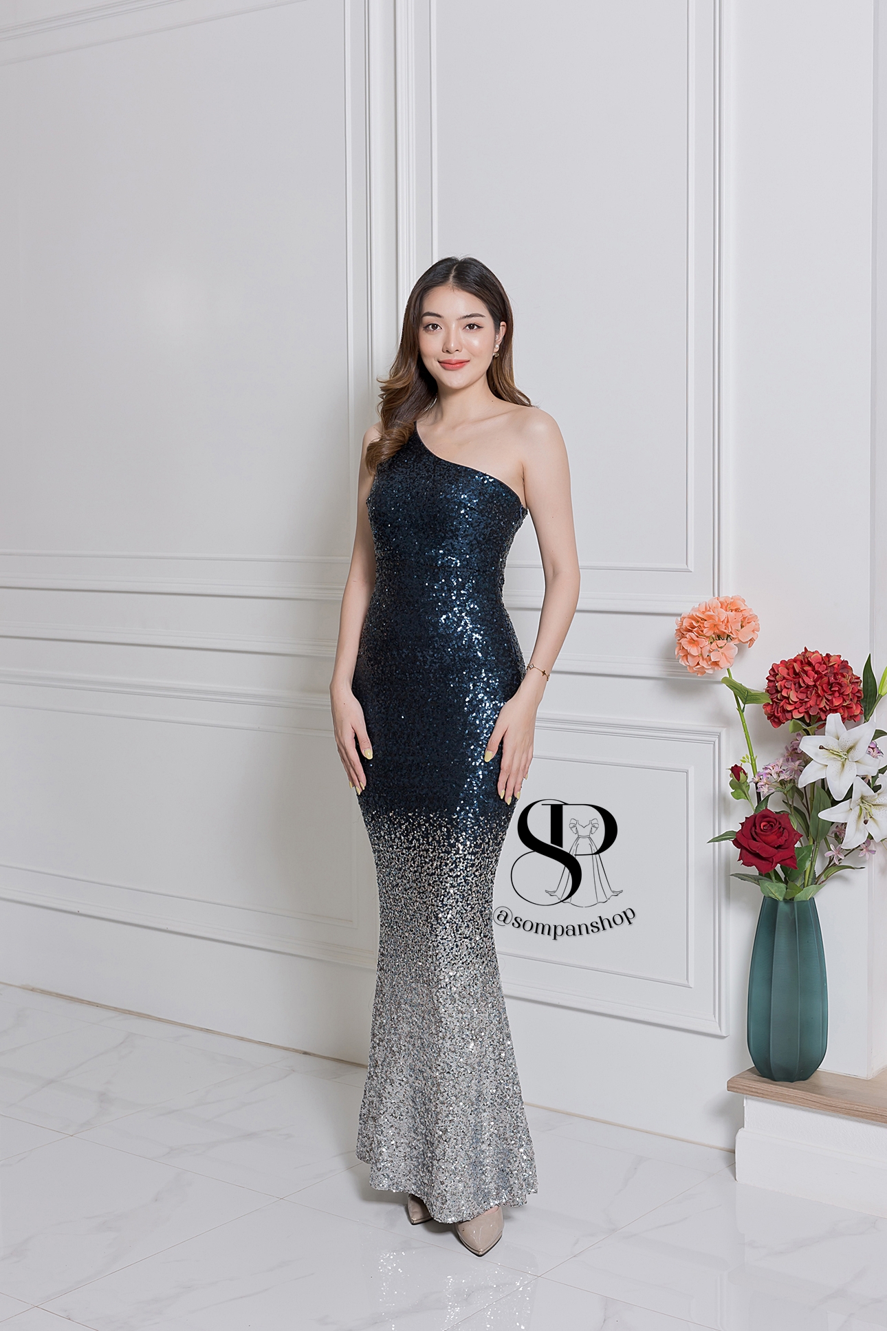 ชุดราตรียาวสีน้ำเงินกรมท่า ไหล่เฉียงแต่งระบาย ปักเลื่อมทั้งชุด กระโปรงทรงหางปลา เรียบหรูดูแพง สวยดูดี แบบสวยทันสมัย ใส่ออกงาน งานราตรี ไปงานแต่งกลางคืน
