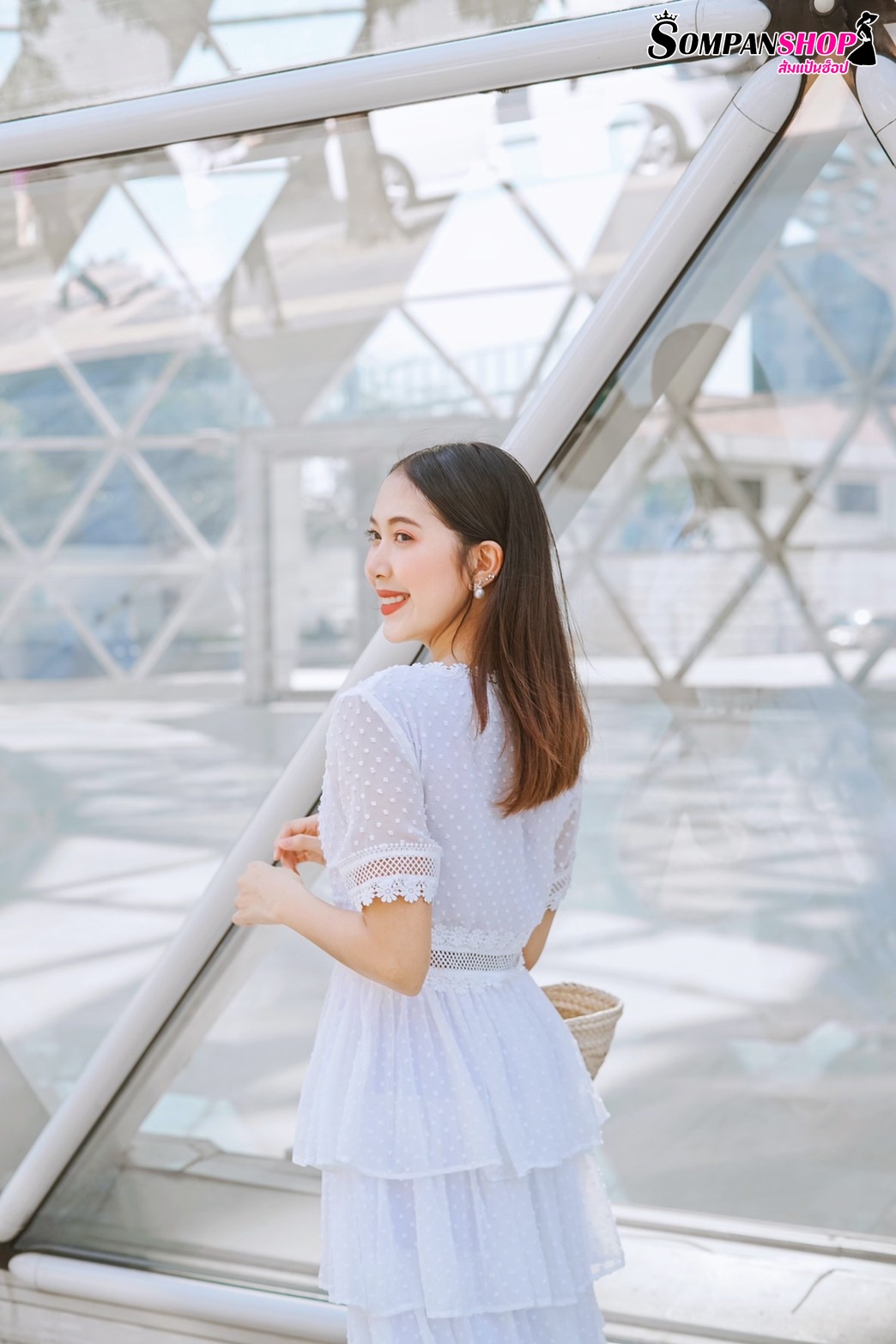 ชุดเดรสยาวสีขาว กระโปรงระบายเป็นชั้นๆ ลุคสวยหวาน น่ารักๆ สไตล์คุณหนู