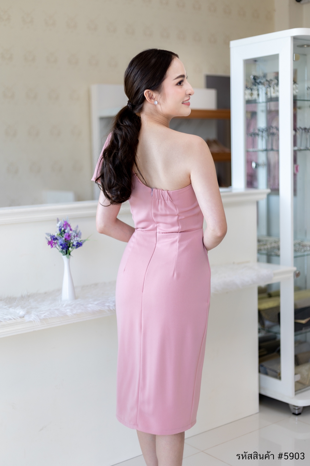 ชุดราตรี ชุดออกงาน ชุดไปงานแต่งสีชมพู เดรสสั้นทรงเอเข้ารูปไหล่เฉียงข้างแต่งโบว์ แนวเรียบหรู สวยหรู ดูดี ดูแพงมากๆ