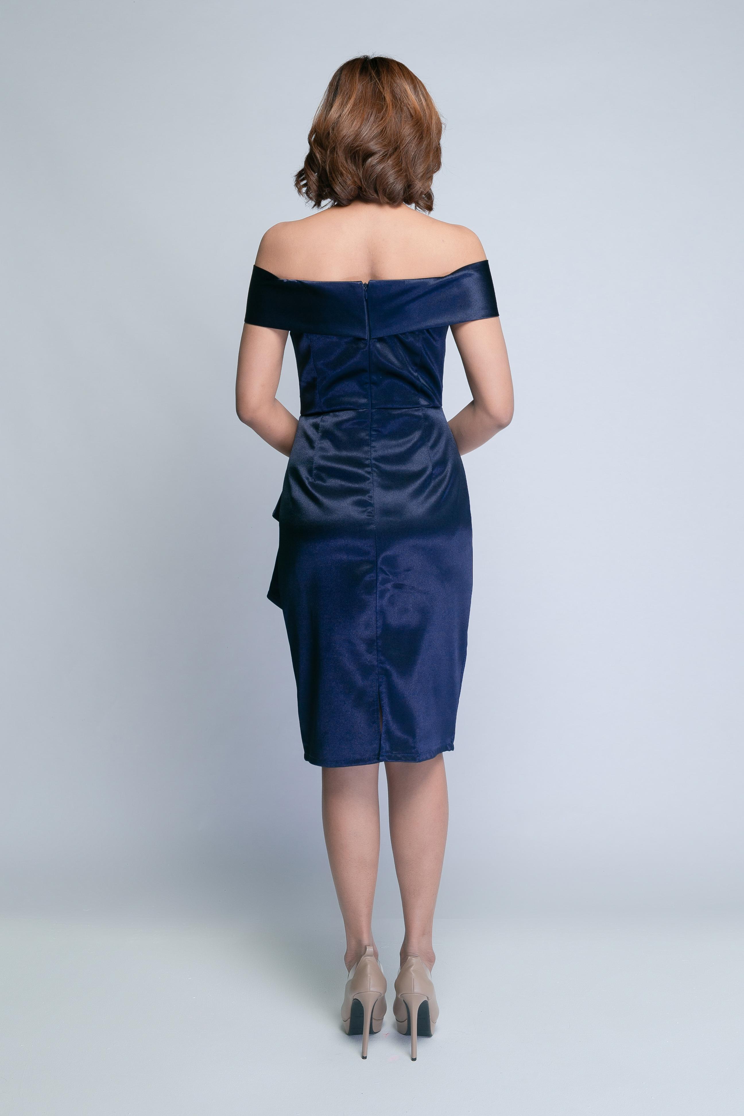 ชุดราตรีสั้นสีน้ำเงินกรมท่า ทรงเปิดไหล่ปิดต้นแขน เองจีบระบาย กระโปรงสั้นทรงเอ เรียบหรู สวย ดูดี ใส่ออกงาน ไปงานราตรี ไปงานแต่งงาน