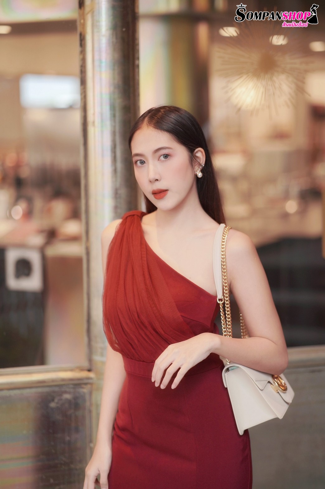 ชุดราตรี ชุดออกงาน ชุดไปงานแต่งงานสีแดงเลือดหมู ไหล่เฉียงข้างแต่งผ้าซีทรู เรียบหรู สวยดูดี