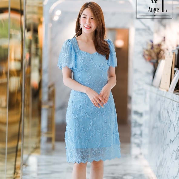 ชุดเดรสสีฟ้าปักดอกนูน แนวแนวเรียบ สวยหวาน ใส่ทำงาน ใส่ไปงานแต่งได้