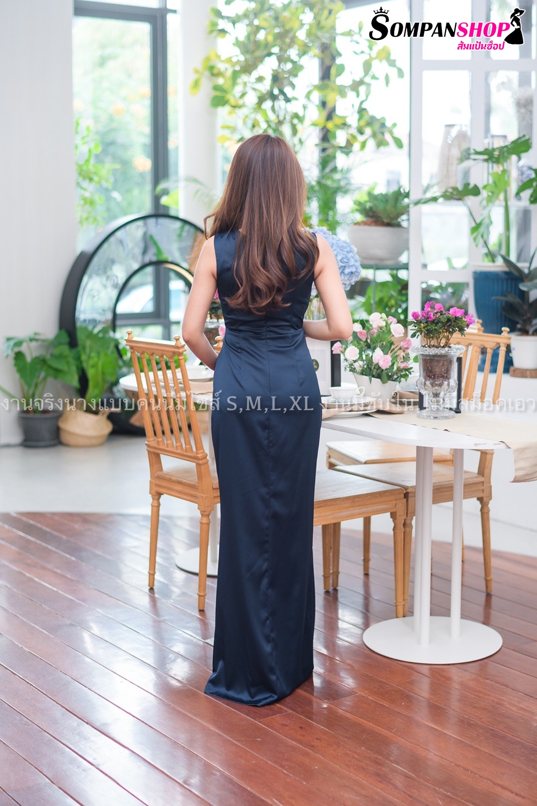 ชุดราตรียาวสีน้ำเงินกรมท่า ไหล่แต่งเหล็ก แขนกุด แนวเรียบหรู สวยดูแพง ใส่ออกงานราตรี งานแต่งงานกลางคืน