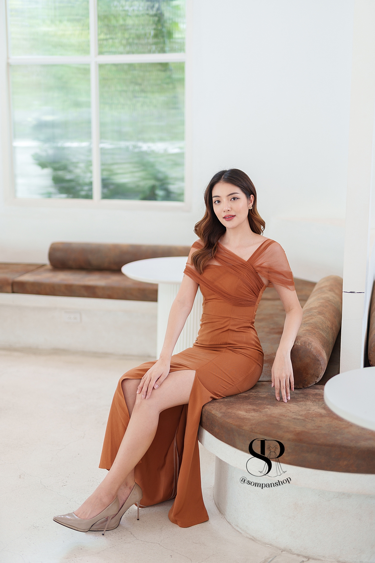 ชุดราตรียาวสีน้ำตาลอิฐ/ส้มอิฐ สไตล์เรียบหรูดูแพง ไหล่แต่งผ้าซีทรู กระโปรงยาวผ่าหน้า เหมาะสำหรับใส่เป็นชุดราตรี ชุดไปงานแต่งงาน ชุดเพื่อนเจ้าสาว ชุดไปงานเลี้ยงต่างๆ