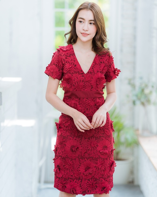 ชุดเดรสสั้นลูกไม้ดอกนูน เดรสทรงสอบ เรียบหรู สวยหวาน ( สี : ชมพู,ฟ้า,แดง )