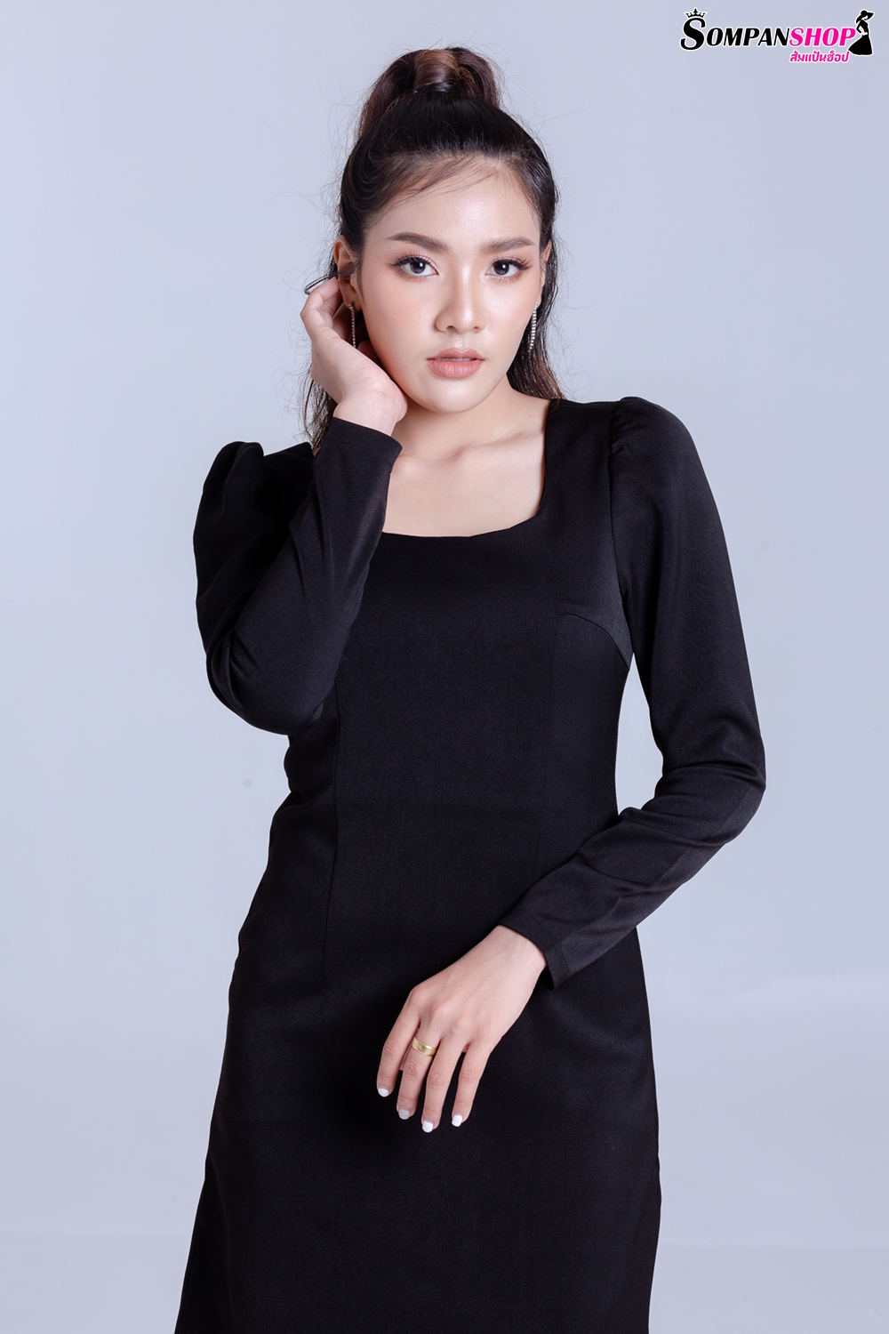 ชุดเดรสสั้นสีดำ เดรสทรงตรง แขนยาว แนวเรียบๆ สวยใส่ดูดี ใส่ทำงานได้ ใส่ไปงานกลางวันได้