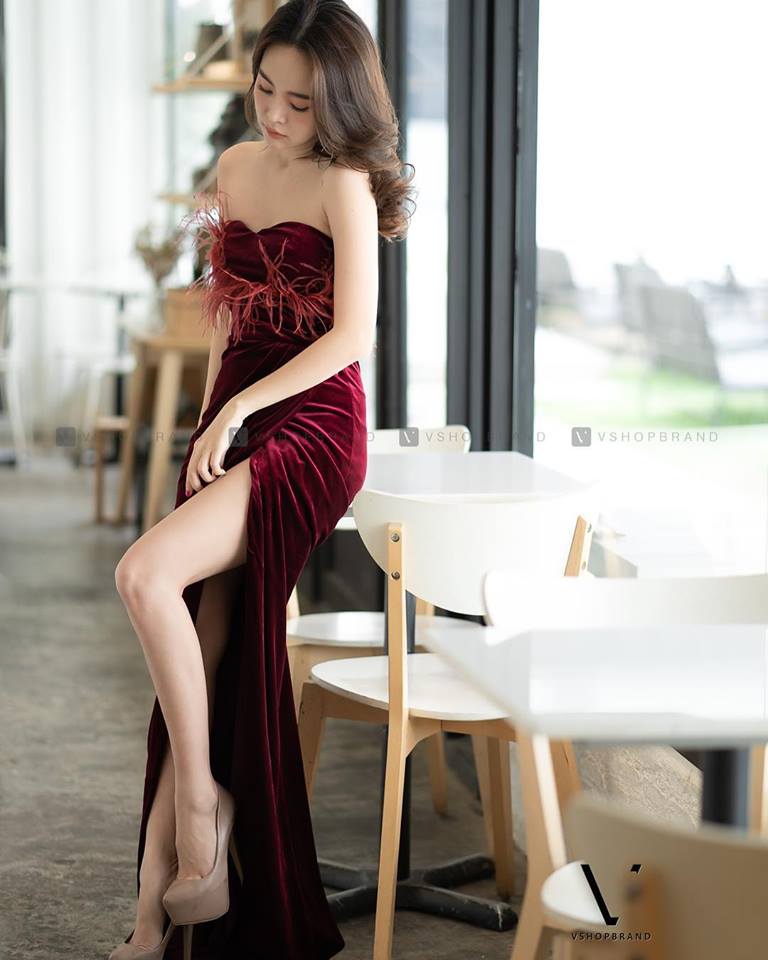 ชุดราตรี ชุดออกงาน ชุดไปงานแต่งงานสีแดงไวน์ ผ้ากำมะหยี เกาะอกแต่งขนนก กระโปรงยาวผ่าหน้า