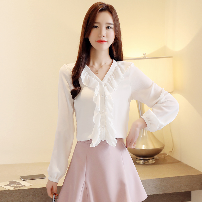 เสื้อเชิ้ตผู้หญิงสีขาว แขนยาว คอวีแต่งระบาย