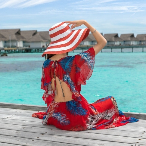 ชุดเที่ยวทะเลสีแดงลายใบไม้ แม็กซี่เดรสยาวโชว์หลัง กระโปรงยาว ผ้าชีฟอง