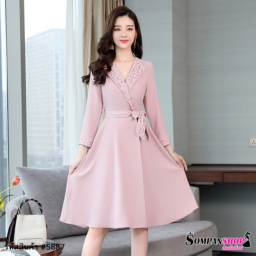 ชุดเดรสสั้นสีชมพู คอปก แขนยาว กระโปรงคลุมเข่า แนวเรียบร้อย สวยใส่ดูดี ใส่ทำงานได้