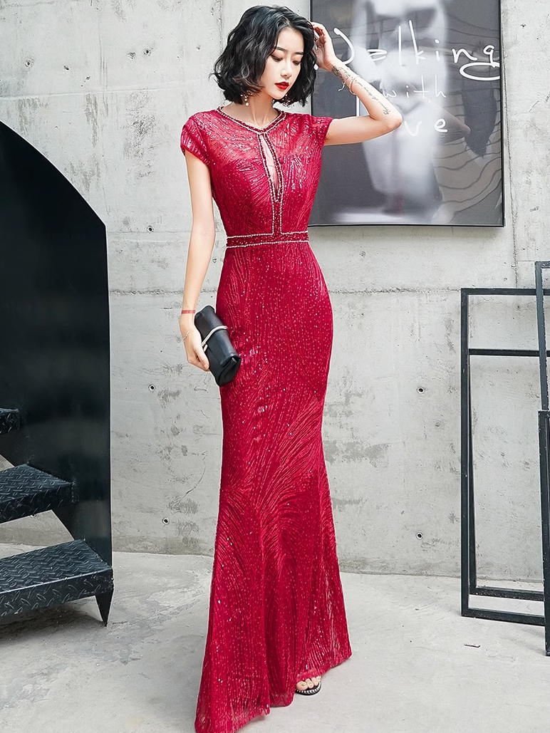 ชุดราตรียาวสีแดงสวยหรูดูแพง เหมาะสำหรับใส่เป็นชุดราตรี ชุดออกงาน ชุดไปงานแต่ง ชุดรับรางวัล ชุดไปงานเลี้ยงกลางคืน