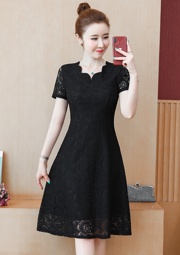 ชุดเดรสสั้นสีดำ ผ้าลูกไม้ แขนสั้น กระโปรงสั้นทรงบาน เดรสสีดำแนวเรียบร้อย สวย ดูดี สุภาพ