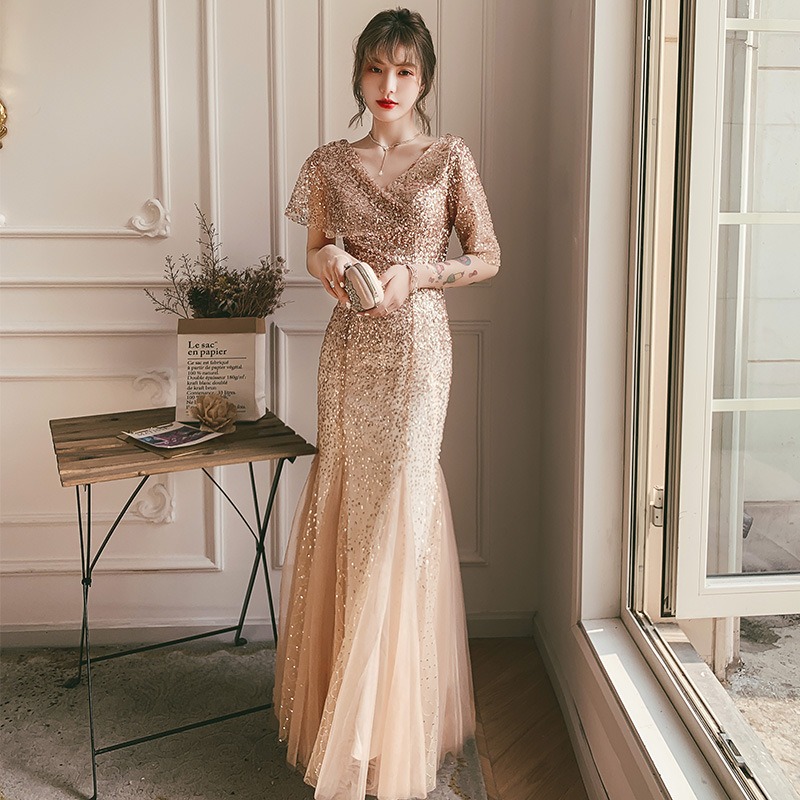 ชุดราตรียาวสีทอง เดรสออกงานปักเลื่อมแขนดีไซน์สุดเก๋ แบบสวยๆสไตล์เรียบหรูดูแพง เหมาะสำหรับใส่เป็นชุดราตรีออกงานกลางคืน ชุดไปงานแต่งงานกลางคืน ชุดไปงานกาล่าดินเนอร์