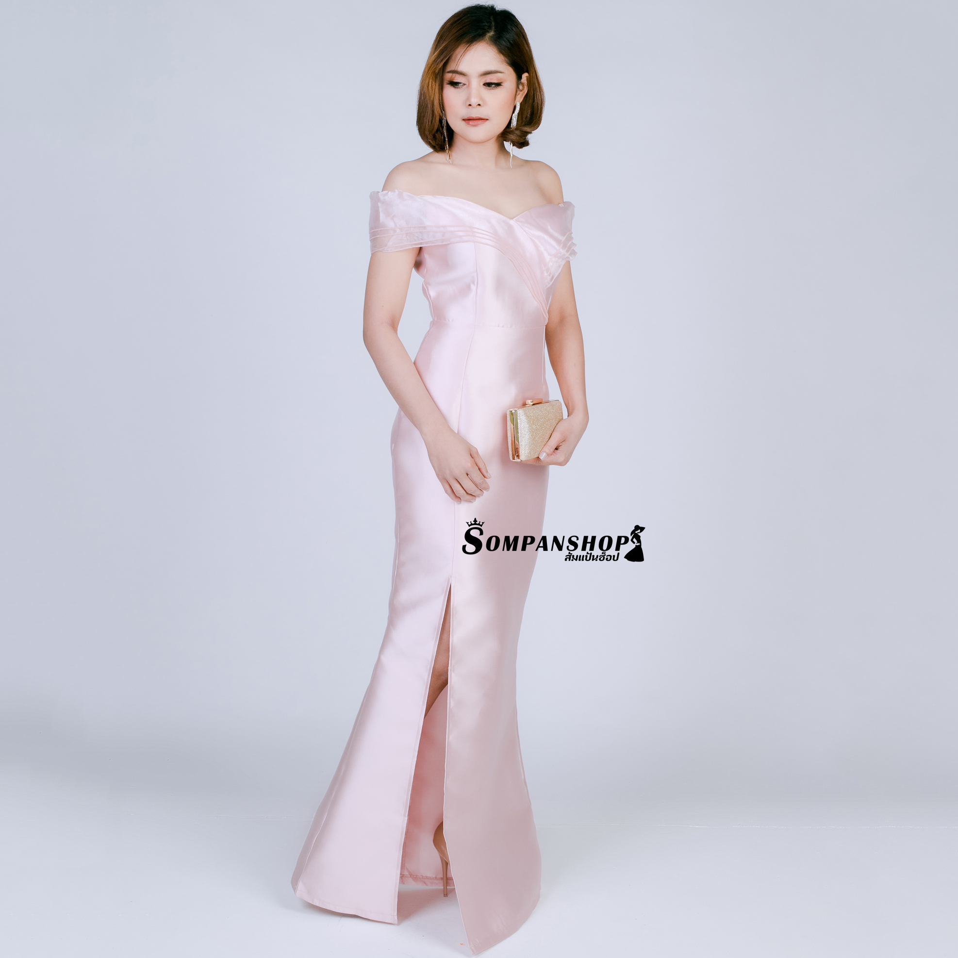 ชุดราตรียาวออกงานสีชมพู ทรงเปิดไหล่ระบายแต่งผ้าไหมแก้ว กระโปรงยาวผ่าหน้า แนวเรียบๆ สวยหรู ดูดี