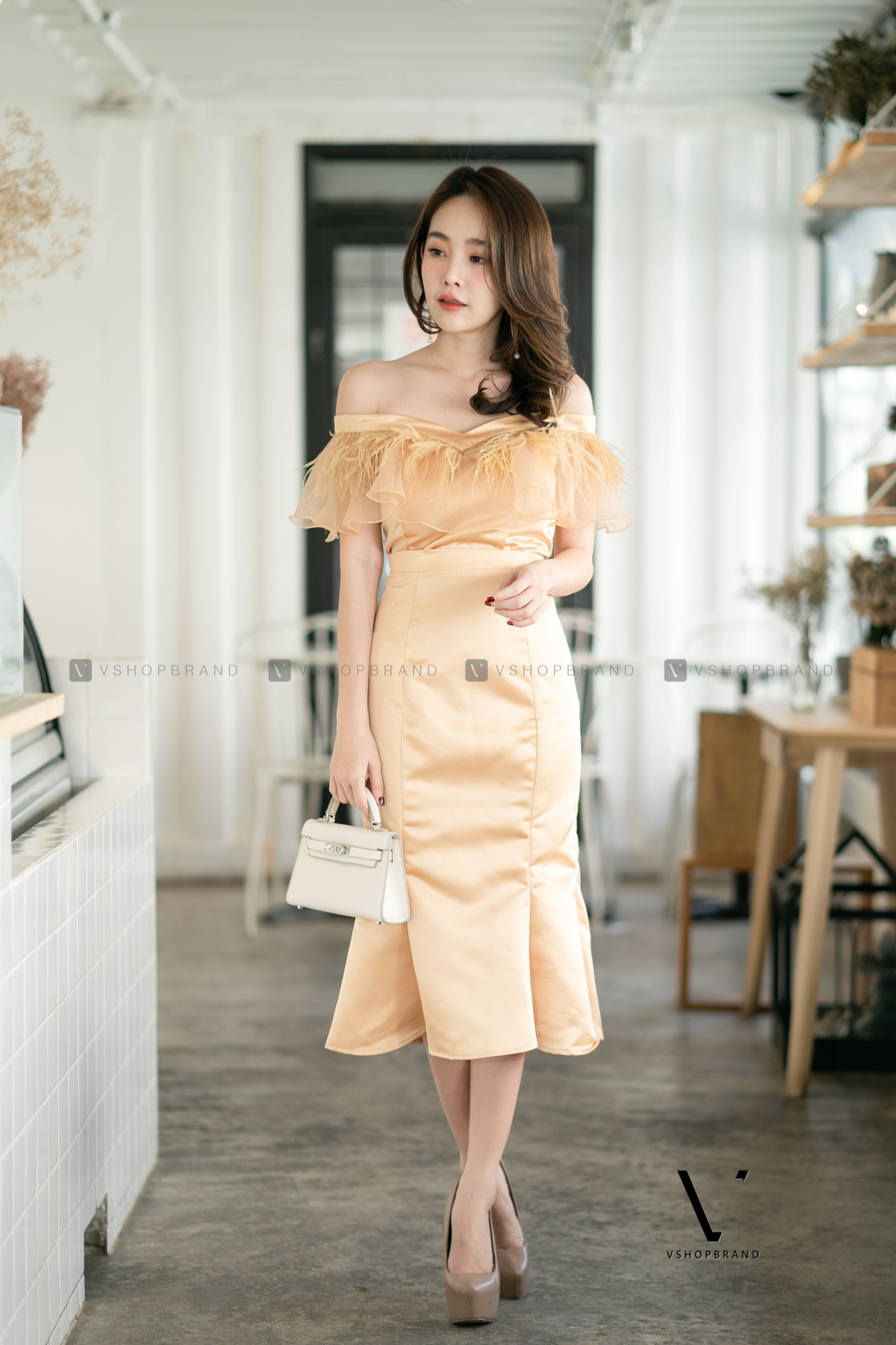 ชุดออกงาน/ชุดไปงานแต่งงานสีทอง เสื้อเปิดไหล่แต่งขนนก + กระโปรงสั้นทรงหางปลา