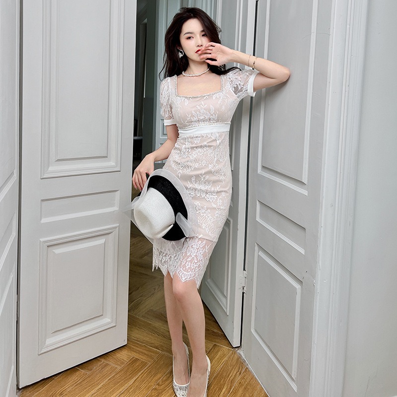 ชุดเดรสออกงานลูกไม้สีขาว ทรงเข้ารูป แขนสั้น แต่งเพชรช่วงคอ-เอว แนวเรียบหรู สวยดูด๊ เหมาะสำหรับใส่เป็นชุดราตรี ชุดออกงาน ชุดไปงานแต่งงานกลางวัน-กลางคืน