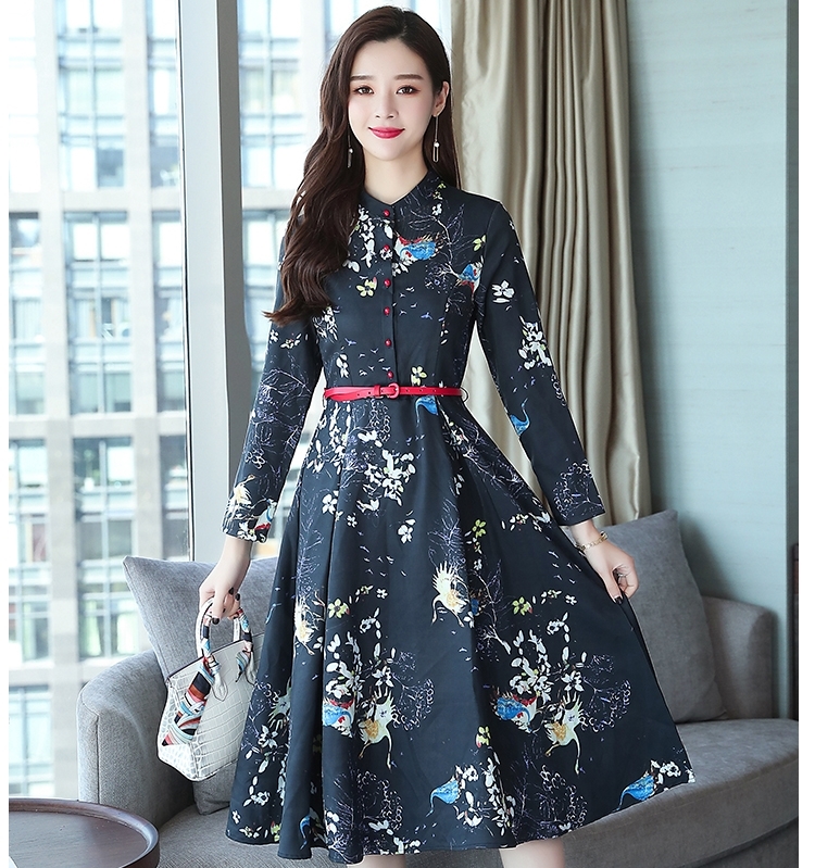 ชุดเดรสสั้นสีกรมท่าลายดอกไม้ แขนยาว กระโปรงทรงบานยาวคลุมเข่า