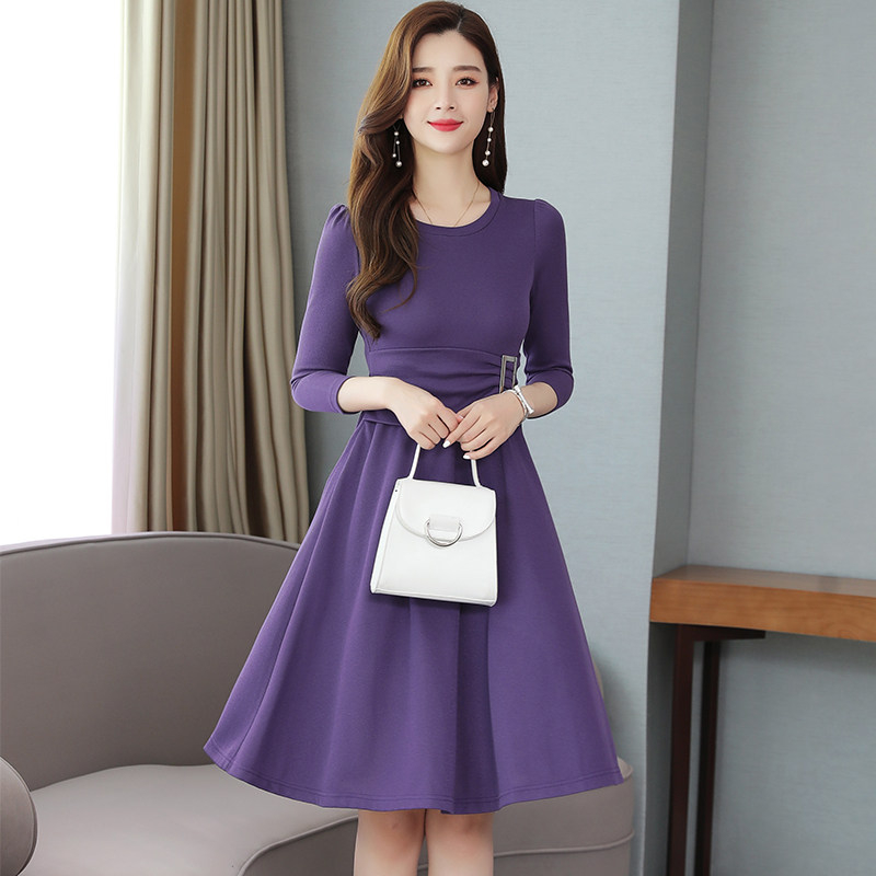 ชุดเดรสสั้นสีม่วง แขนยาว กระโปรงคลุมเข่า แนวเรียบร้อย สวยสุภาพ